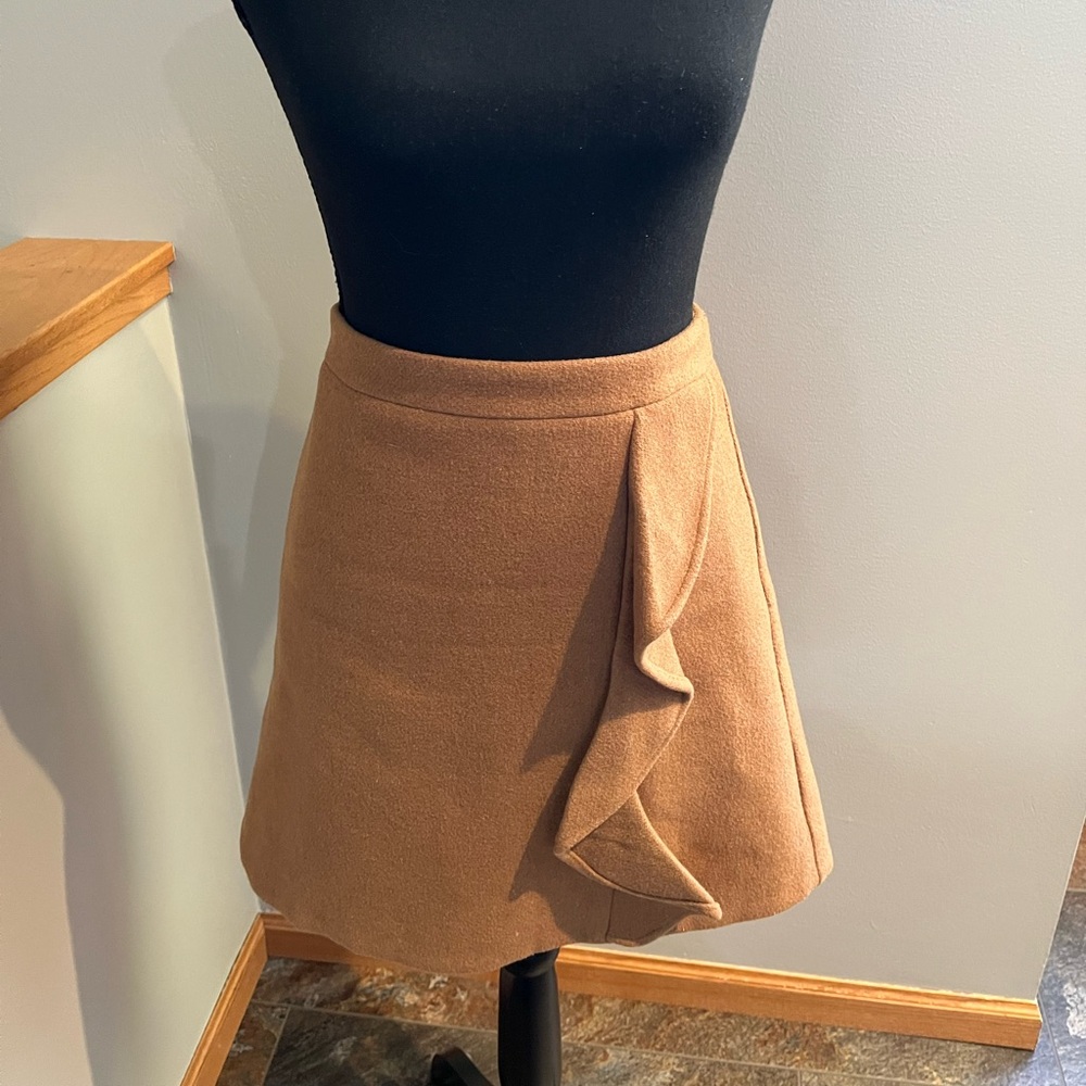 Women’s J.Crew Mercantile wool blend, lined camel ruffle mini skirt. Size 2